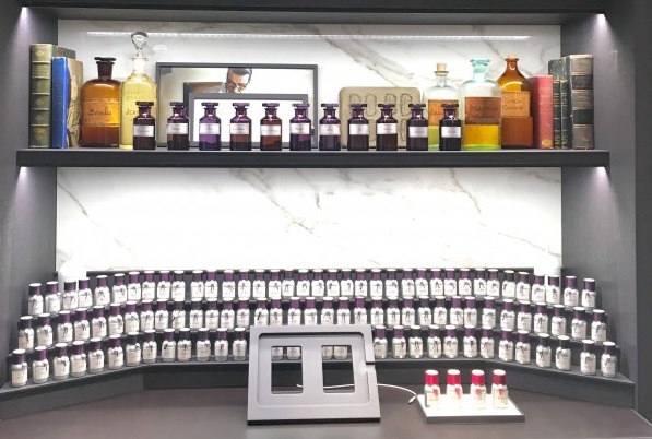 L'orgue à parfum digitale de la boutique Guerlain