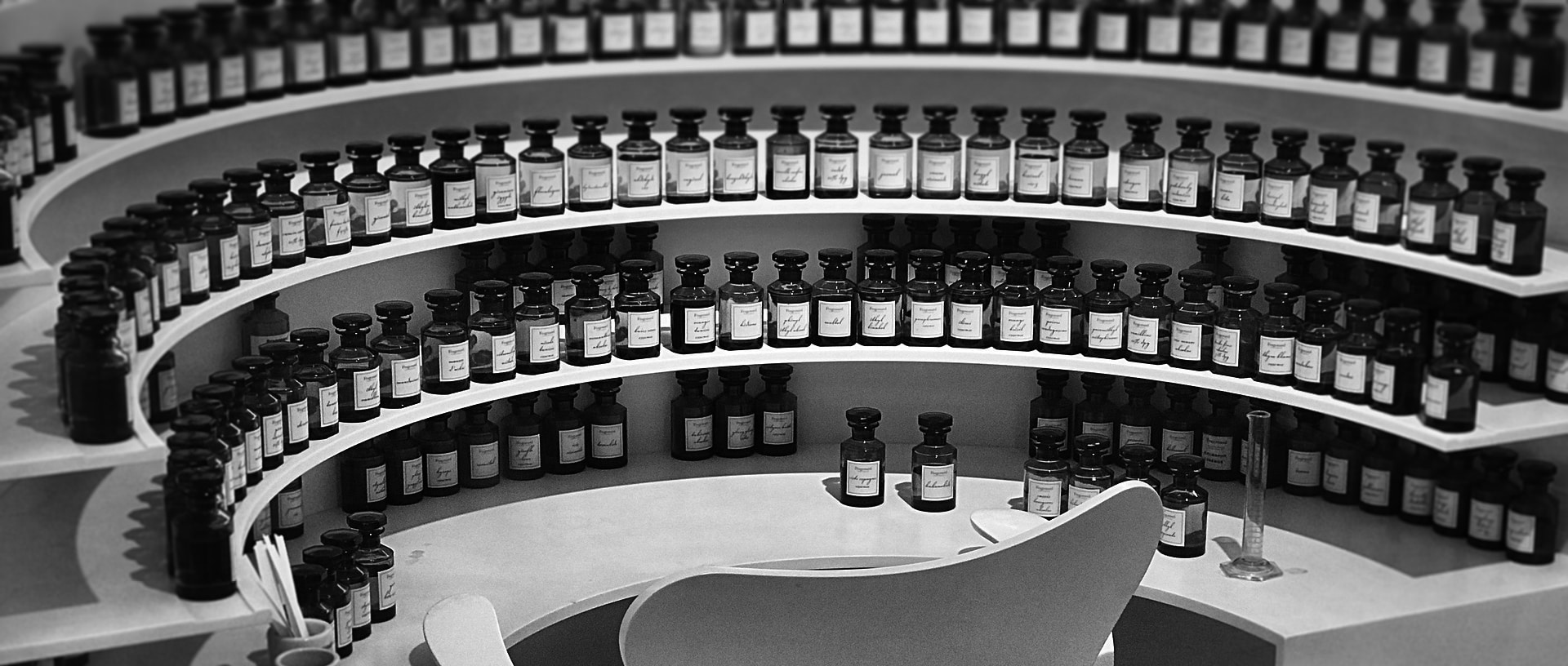 Orgue à parfum remplie de flacons