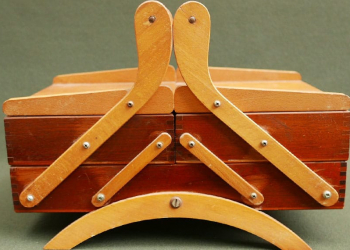 Meuble ancien de couturière