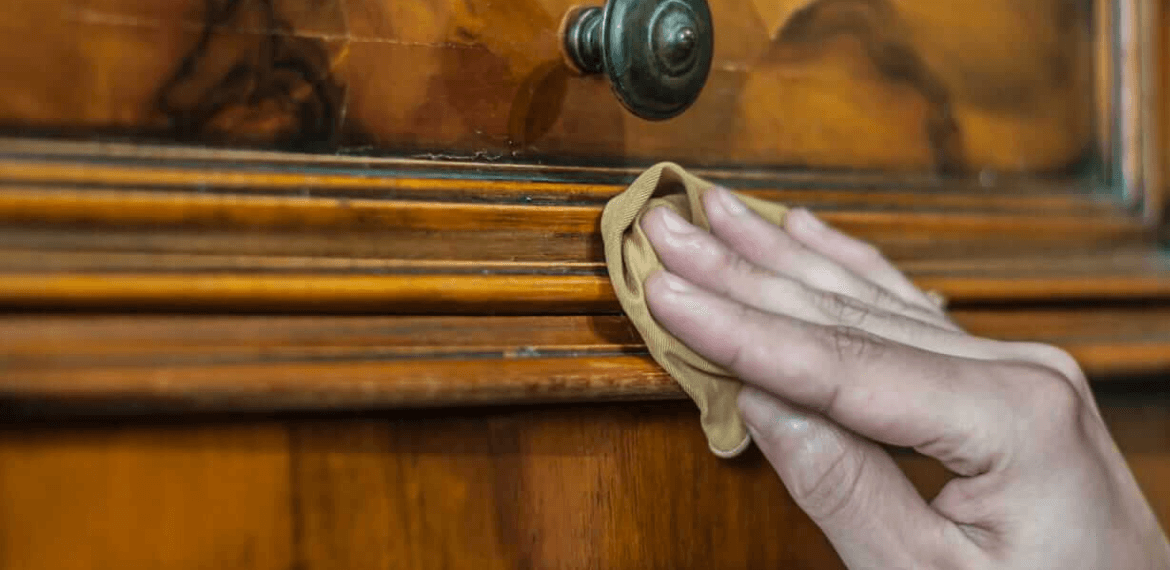 Comment nettoyer une tache sur un meuble en bois ? Wikimeubles