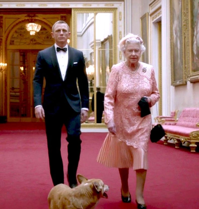 Reine d'Angleterre et agent 007