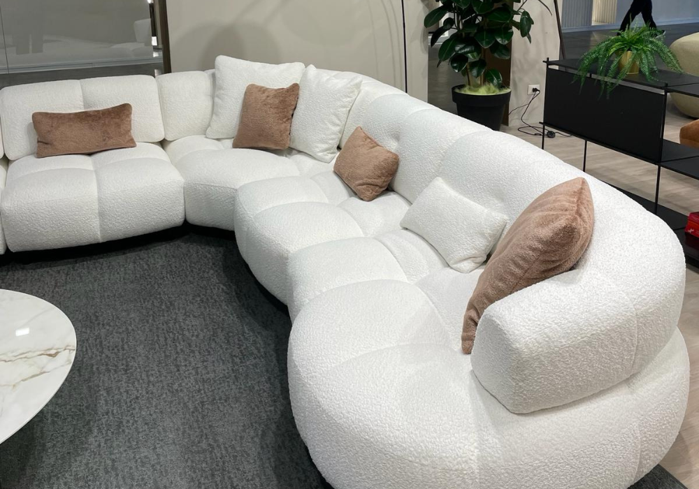 Canapé blanc en rondeurs - saon du meuble milan 2024