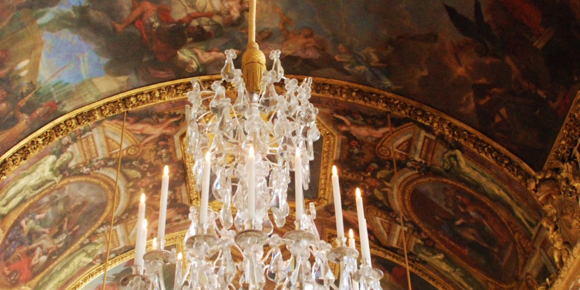 Lustre dans la galerie des glaces du château de Versailles