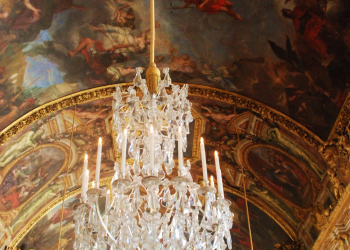 Lustre dans la galerie des glaces du château de Versailles