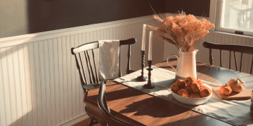 Chaises et table chinées