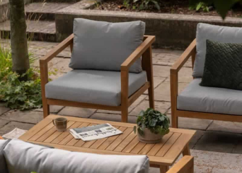 Salon de jardin avec parties en bois de teck