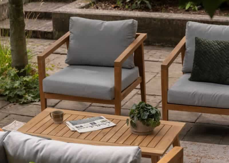Salon de jardin avec parties en bois de teck