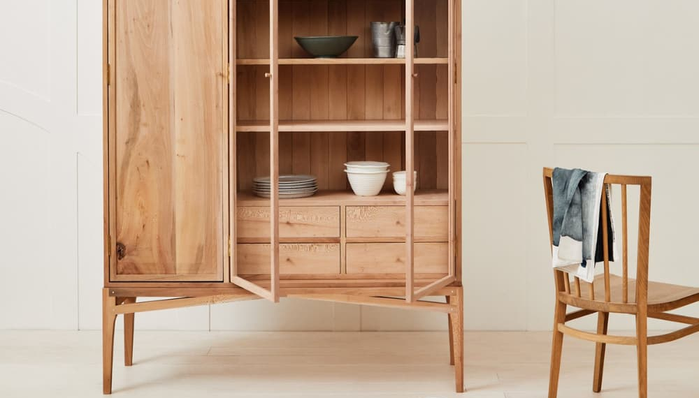 Armoire de cuisine en bois de sapin de Sebastian Cox