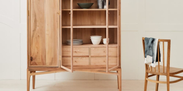 Armoire de cuisine en bois de sapin de Sebastian Cox
