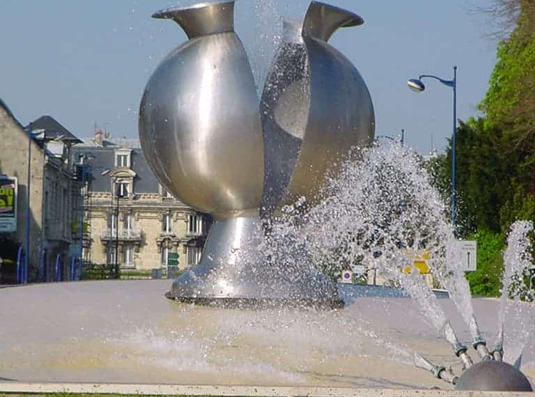 Rond Point à Soissons, avec le vase imaginé