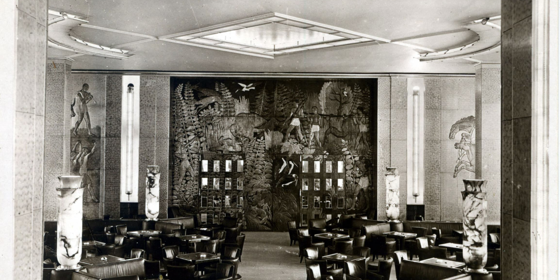 Intérieur du paquebot Normandie. Le fumoir des premières classes.