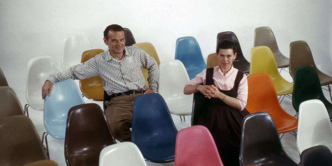 Photo du couple Charles et Ray Eames sur leur chaise mythique
