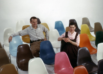 Photo du couple Charles et Ray Eames sur leur chaise mythique