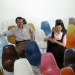 Photo du couple Charles et Ray Eames sur leur chaise mythique