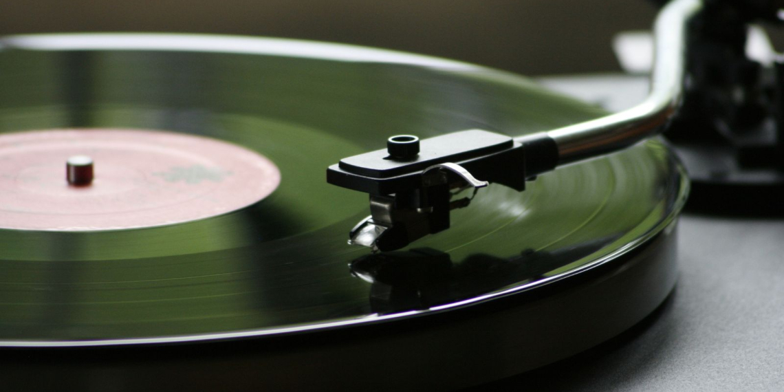 Des meubles québécois pour les amateurs de vinyles