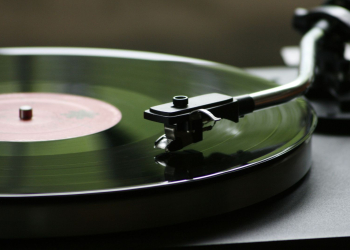 Des meubles québécois pour les amateurs de vinyles