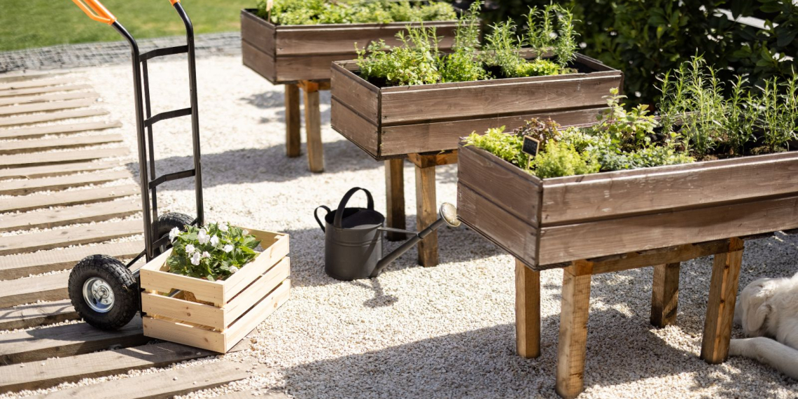 Ne jetez plus vos vieux meubles : transformez-les en jardinières tendance !