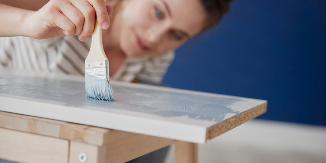 Bois terni ? Voici l’astuce méconnue pour rénover vos meubles sans ponçage !