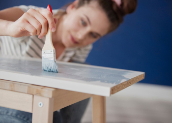Bois terni ? Voici l’astuce méconnue pour rénover vos meubles sans ponçage !