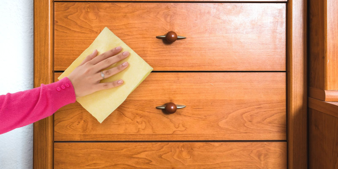 Ne gaspillez plus d’argent en cire : ces 2 ingrédients effacent taches et rayures instantanément !