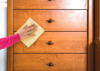 Ne gaspillez plus d&rsquo;argent en cire : ces 2 ingrédients effacent taches et rayures instantanément !