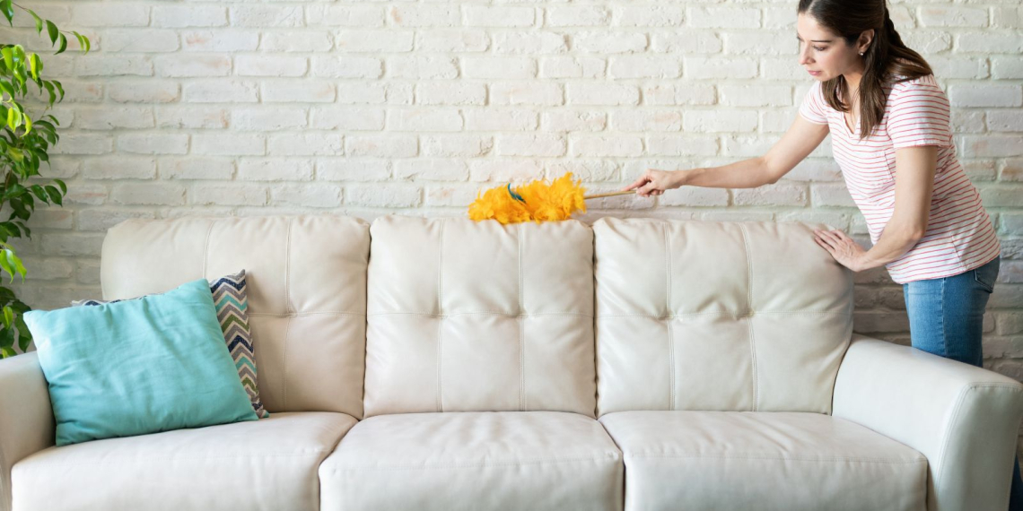 Canapé taché ? Voici la recette maison qui le nettoie parfaitement sans effort !