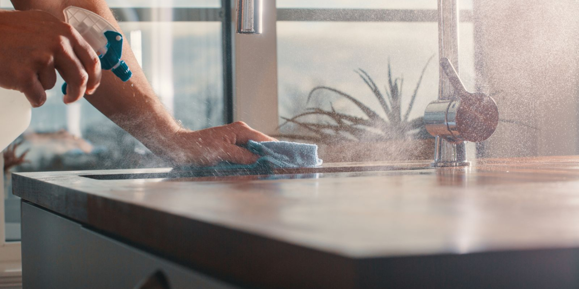 Ne frottez plus pour rien : ces 5 astuces d’experts dégraissent vos meubles de cuisine en un rien de temps !