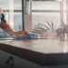 Ne frottez plus pour rien : ces 5 astuces d’experts dégraissent vos meubles de cuisine en un rien de temps !