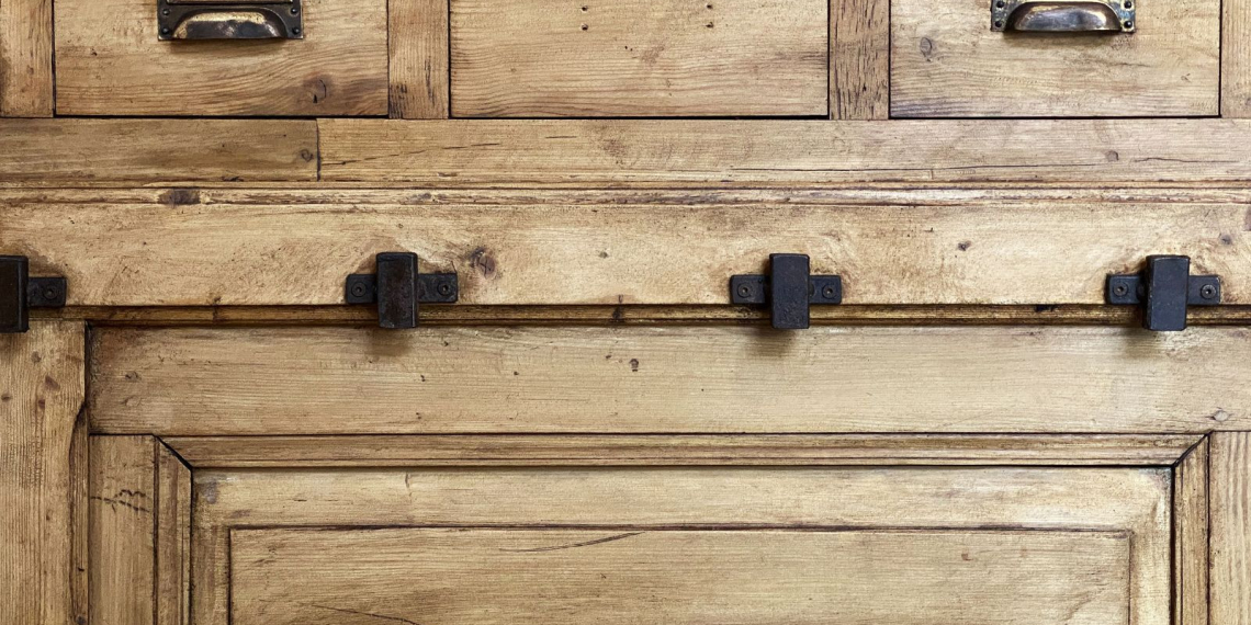 Meubles rayés ? L’astuce magique des experts pour faire disparaître les marques en un instant !