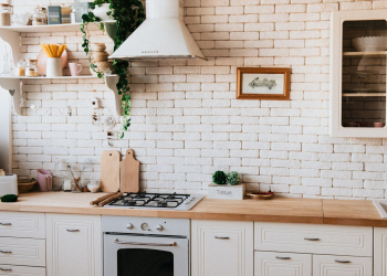 Cette astuce japonaise révolutionne le rangement de votre cuisine (et vous allez l’adopter !)