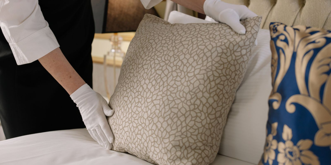 Oreiller jauni : voici comment lui redonner tout son éclat naturellement