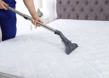Matelas avec des auréoles ? Voici comment le nettoyer efficacement et lui redonner une seconde vie