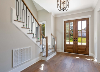 Stop au gaspillage de place ! Transformez l’espace sous votre escalier avec ces astuces