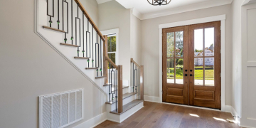 Stop au gaspillage de place ! Transformez l’espace sous votre escalier avec ces astuces