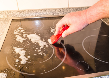 10 astuces efficaces pour nettoyer votre plaque de cuisson sans effort !