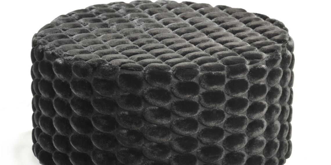 Ce tabouret IKEA cache une surprise ingénieuse : un rangement ultra-pratique