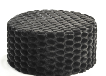 Ce tabouret IKEA cache une surprise ingénieuse : un rangement ultra-pratique