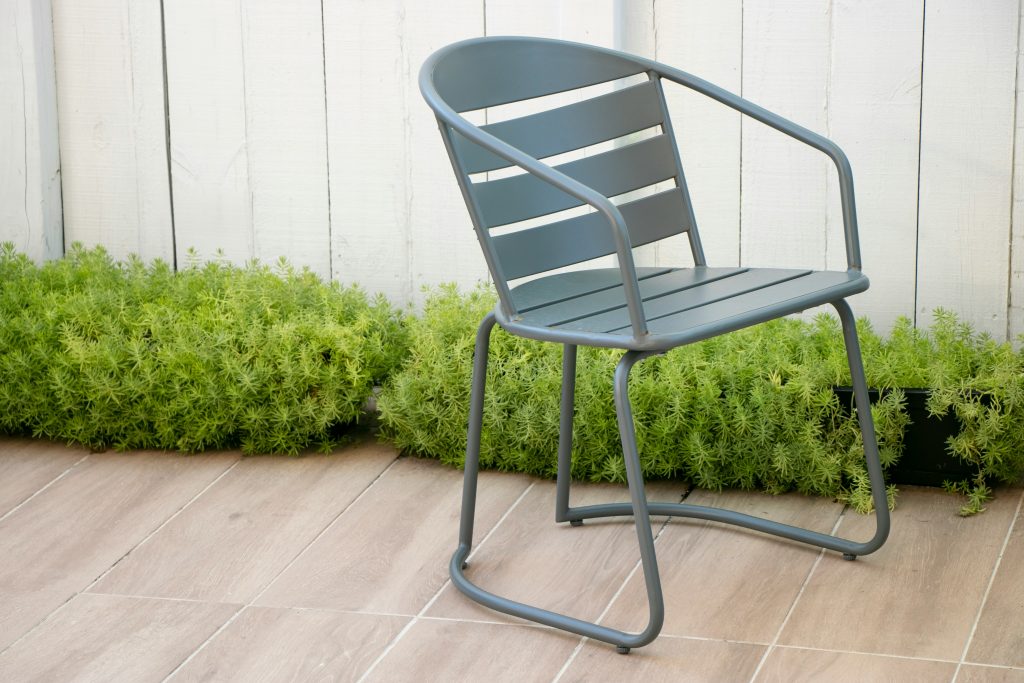 Chaise en metal dans un jardin
