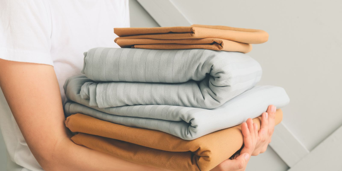 Fini les draps housses mal pliés : la méthode simple et efficace pour gagner du temps