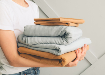 Fini les draps housses mal pliés : la méthode simple et efficace pour gagner du temps