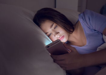 Les écrans avant de dormir : un danger silencieux pour votre santé