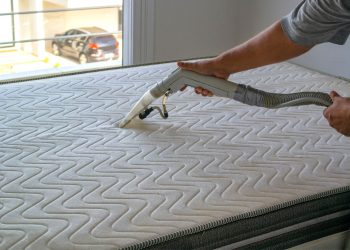 Taches jaunes sur le matelas : les solutions naturelles pour le nettoyer en profondeur