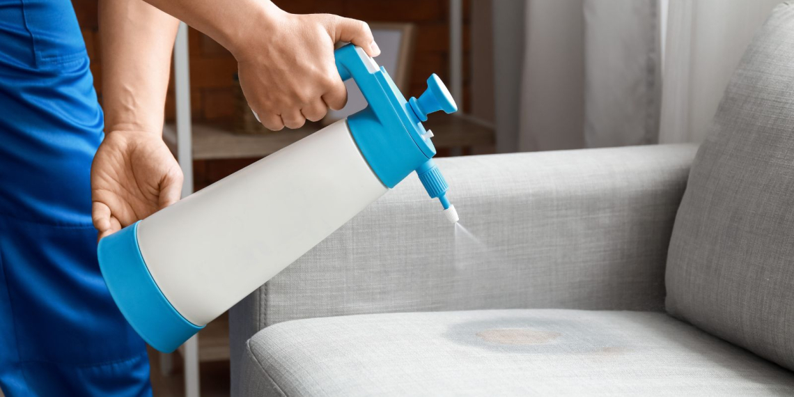 L’astuce magique pour éliminer les taches de canapé sans vinaigre ni bicarbonate