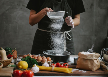 Fini l’îlot central ? Cette nouvelle tendance rustique transforme nos cuisines