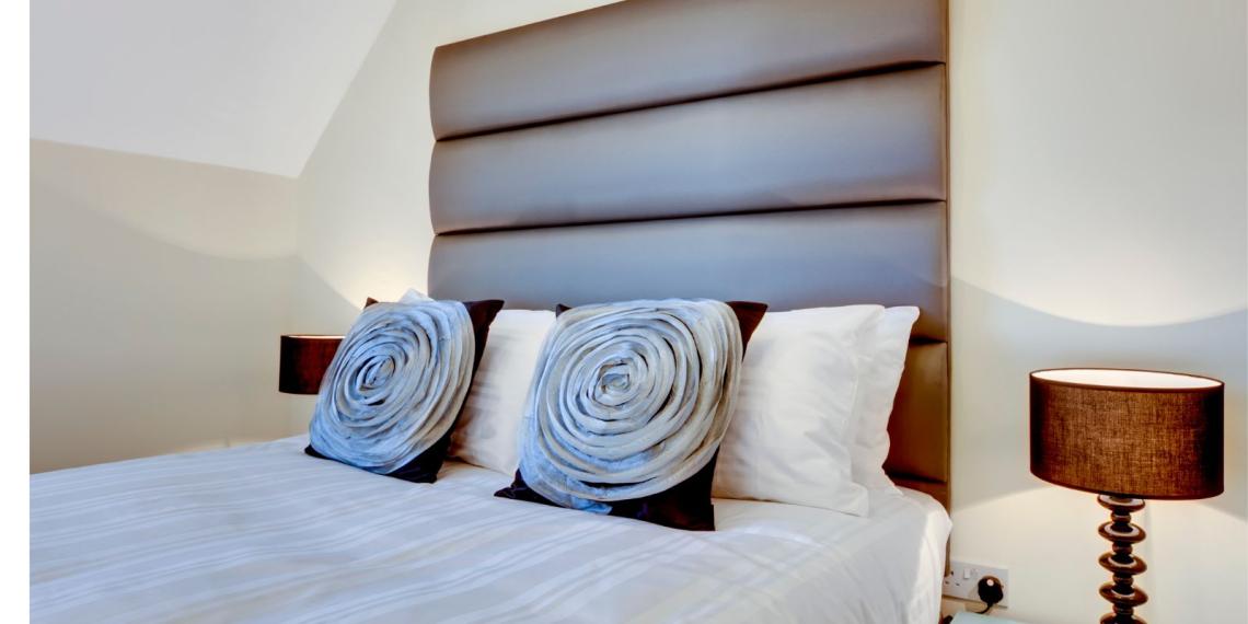 Tête de lit trop haute : comment éviter de déséquilibrer toute votre chambre ?