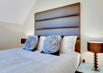 Tête de lit trop haute : comment éviter de déséquilibrer toute votre chambre ?