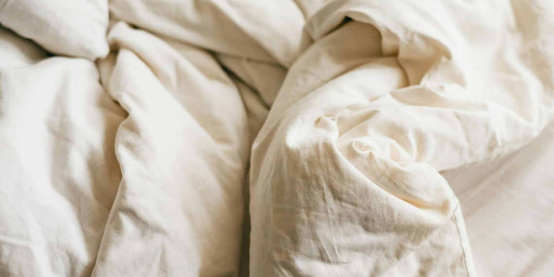 Comment assouplir des draps rêches : astuces efficaces pour une literie agréable