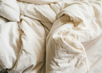 Comment assouplir des draps rêches : astuces efficaces pour une literie agréable
