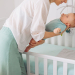 Comment rafraîchir la chambre de bébé en été : les bons gestes à adopter