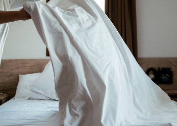 Quels draps choisir quand il fait chaud ? Les erreurs à éviter pour mieux dormir en été